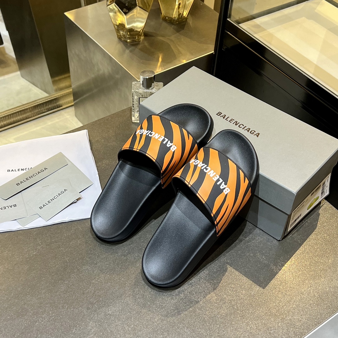 爆款现货秒拿🎉🎉🎉
【 BALENCIAGA】巴黎世家2022夏季新品、拖鞋式凉鞋。爆款现货发售🎉🎉原版购入开模，原版一致大底私模开版，鞋面原版TPU+内里布开模！一字带特别包脚舒适，松口和勒脚都不会有！脚感舒适升级版PU发泡脚床 ，记忆回弹所有的材质与工艺原版100%一致！
顶级豪华全套包装
码数：35一45