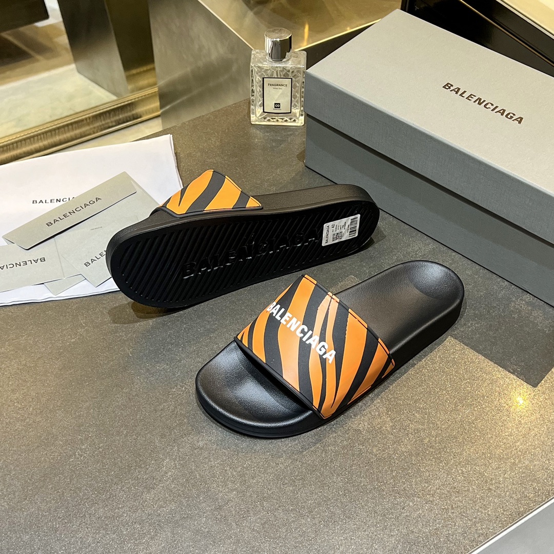 爆款现货秒拿🎉🎉🎉
【 BALENCIAGA】巴黎世家2022夏季新品、拖鞋式凉鞋。爆款现货发售🎉🎉原版购入开模，原版一致大底私模开版，鞋面原版TPU+内里布开模！一字带特别包脚舒适，松口和勒脚都不会有！脚感舒适升级版PU发泡脚床 ，记忆回弹所有的材质与工艺原版100%一致！
顶级豪华全套包装
码数：35一45
