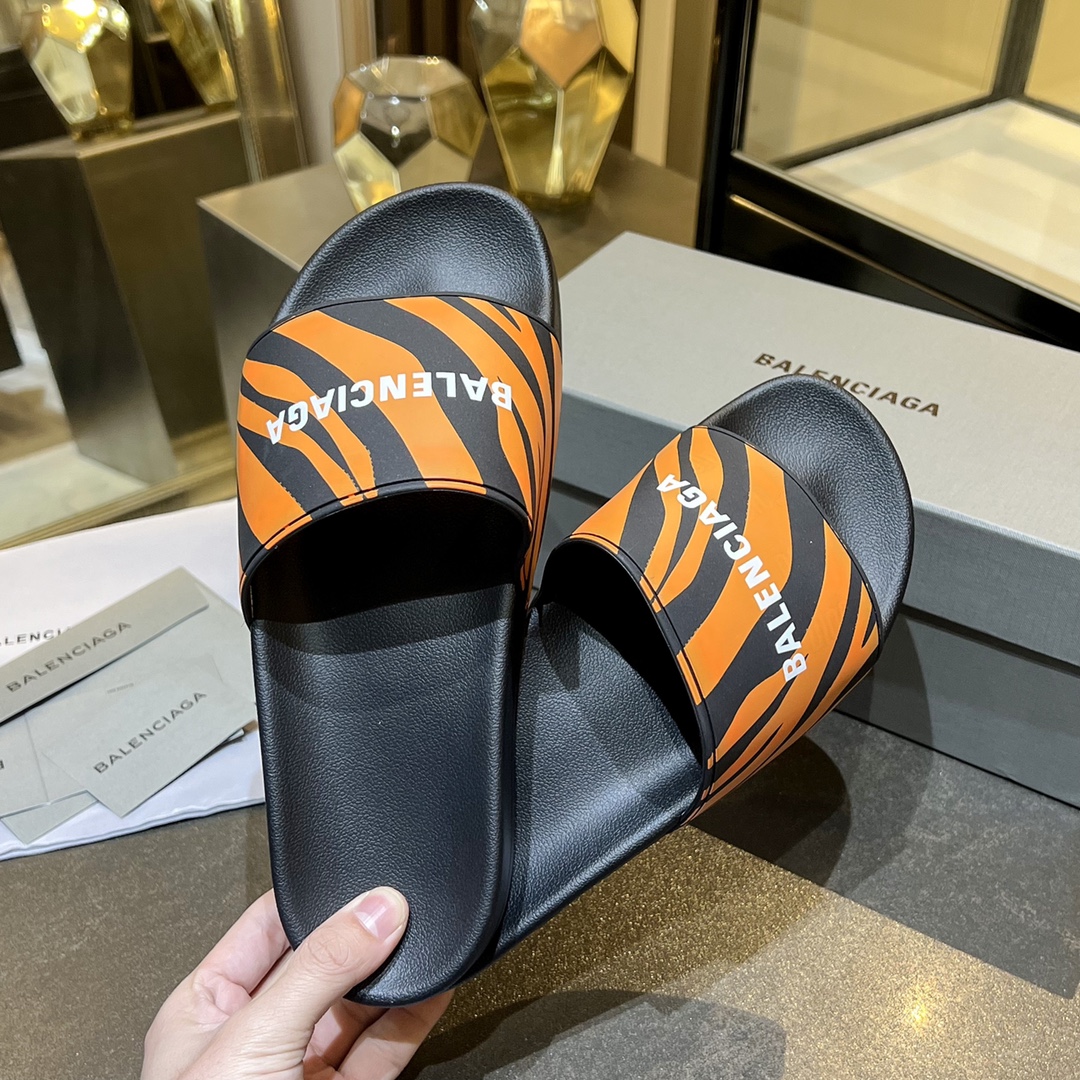爆款现货秒拿🎉🎉🎉
【 BALENCIAGA】巴黎世家2022夏季新品、拖鞋式凉鞋。爆款现货发售🎉🎉原版购入开模，原版一致大底私模开版，鞋面原版TPU+内里布开模！一字带特别包脚舒适，松口和勒脚都不会有！脚感舒适升级版PU发泡脚床 ，记忆回弹所有的材质与工艺原版100%一致！
顶级豪华全套包装
码数：35一45