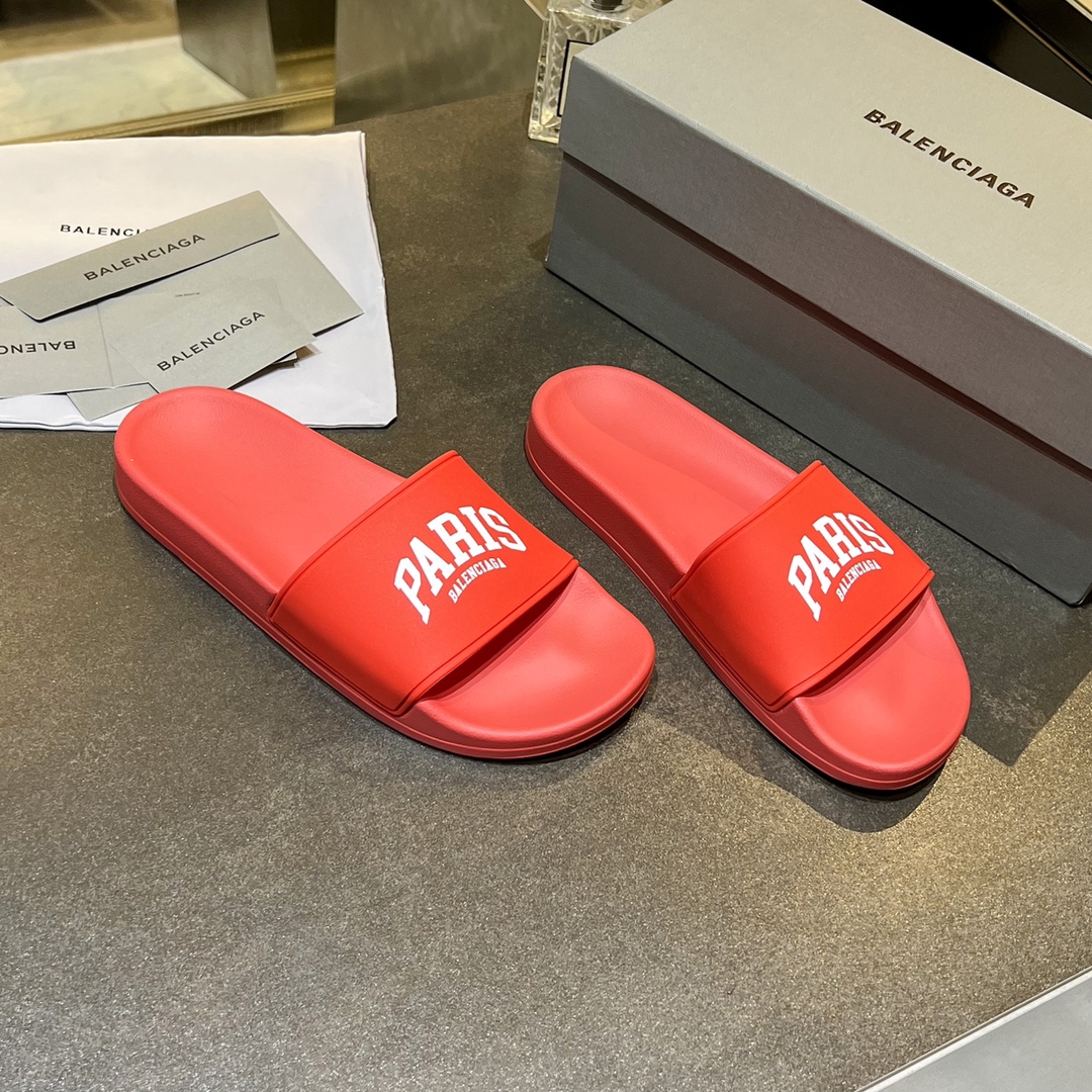 爆款现货秒拿🎉🎉🎉
【 BALENCIAGA】巴黎世家2022夏季新品、拖鞋式凉鞋。爆款现货发售🎉🎉原版购入开模，原版一致大底私模开版，鞋面原版TPU+内里布开模！一字带特别包脚舒适，松口和勒脚都不会有！脚感舒适升级版PU发泡脚床 ，记忆回弹所有的材质与工艺原版100%一致！
顶级豪华全套包装
码数：35一45