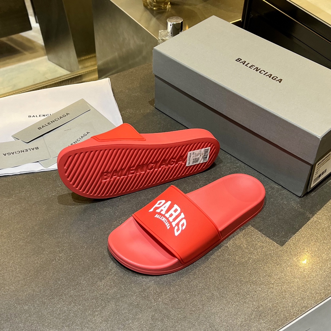 爆款现货秒拿🎉🎉🎉
【 BALENCIAGA】巴黎世家2022夏季新品、拖鞋式凉鞋。爆款现货发售🎉🎉原版购入开模，原版一致大底私模开版，鞋面原版TPU+内里布开模！一字带特别包脚舒适，松口和勒脚都不会有！脚感舒适升级版PU发泡脚床 ，记忆回弹所有的材质与工艺原版100%一致！
顶级豪华全套包装
码数：35一45