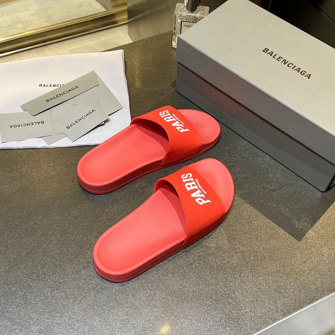 爆款现货秒拿🎉🎉🎉
【 BALENCIAGA】巴黎世家2022夏季新品、拖鞋式凉鞋。爆款现货发售🎉🎉原版购入开模，原版一致大底私模开版，鞋面原版TPU+内里布开模！一字带特别包脚舒适，松口和勒脚都不会有！脚感舒适升级版PU发泡脚床 ，记忆回弹所有的材质与工艺原版100%一致！
顶级豪华全套包装
码数：35一45