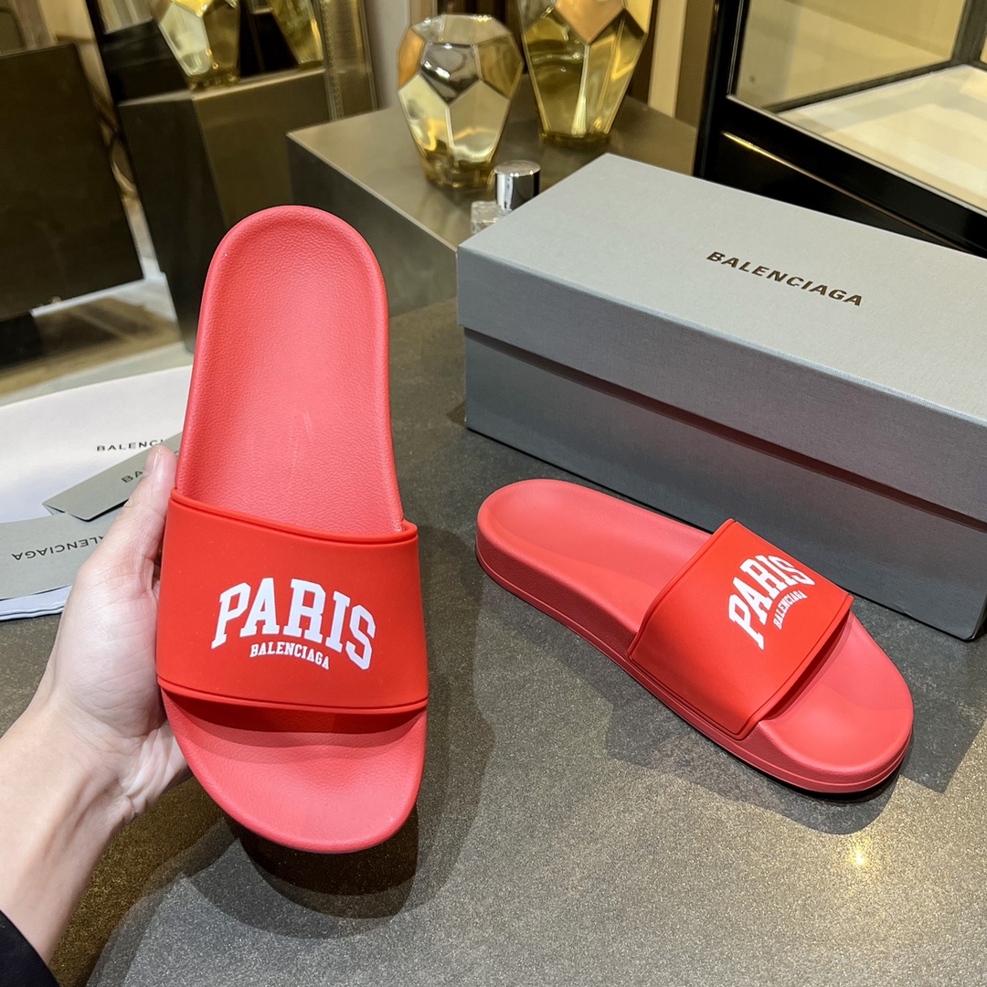 爆款现货秒拿🎉🎉🎉
【 BALENCIAGA】巴黎世家2022夏季新品、拖鞋式凉鞋。爆款现货发售🎉🎉原版购入开模，原版一致大底私模开版，鞋面原版TPU+内里布开模！一字带特别包脚舒适，松口和勒脚都不会有！脚感舒适升级版PU发泡脚床 ，记忆回弹所有的材质与工艺原版100%一致！
顶级豪华全套包装
码数：35一45