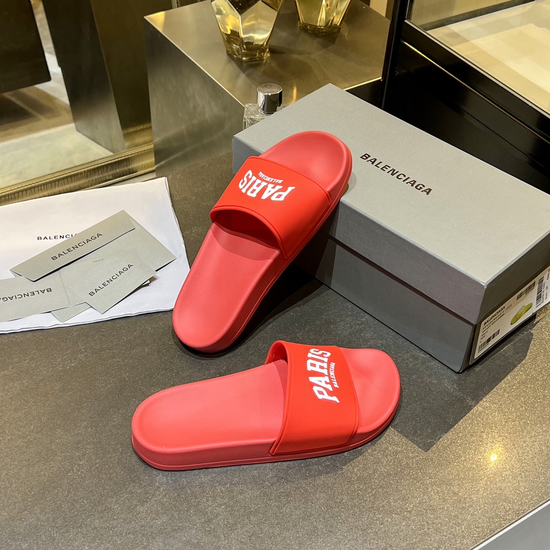 爆款现货秒拿🎉🎉🎉
【 BALENCIAGA】巴黎世家2022夏季新品、拖鞋式凉鞋。爆款现货发售🎉🎉原版购入开模，原版一致大底私模开版，鞋面原版TPU+内里布开模！一字带特别包脚舒适，松口和勒脚都不会有！脚感舒适升级版PU发泡脚床 ，记忆回弹所有的材质与工艺原版100%一致！
顶级豪华全套包装
码数：35一45