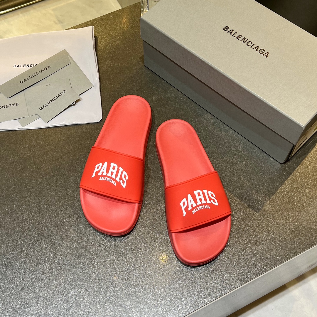 爆款现货秒拿🎉🎉🎉
【 BALENCIAGA】巴黎世家2022夏季新品、拖鞋式凉鞋。爆款现货发售🎉🎉原版购入开模，原版一致大底私模开版，鞋面原版TPU+内里布开模！一字带特别包脚舒适，松口和勒脚都不会有！脚感舒适升级版PU发泡脚床 ，记忆回弹所有的材质与工艺原版100%一致！
顶级豪华全套包装
码数：35一45
