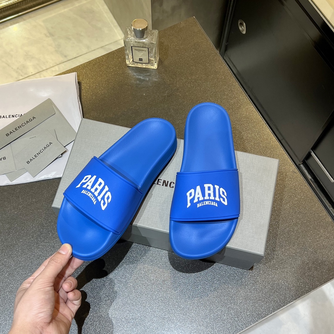 爆款现货秒拿🎉🎉🎉
【 BALENCIAGA】巴黎世家2022夏季新品、拖鞋式凉鞋。爆款现货发售🎉🎉原版购入开模，原版一致大底私模开版，鞋面原版TPU+内里布开模！一字带特别包脚舒适，松口和勒脚都不会有！脚感舒适升级版PU发泡脚床 ，记忆回弹所有的材质与工艺原版100%一致！
顶级豪华全套包装
码数：35一45
