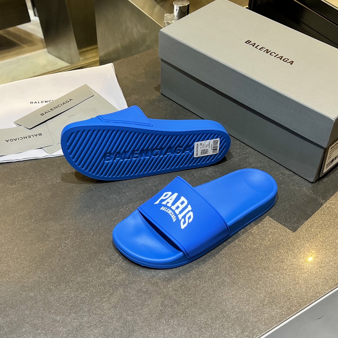 爆款现货秒拿🎉🎉🎉
【 BALENCIAGA】巴黎世家2022夏季新品、拖鞋式凉鞋。爆款现货发售🎉🎉原版购入开模，原版一致大底私模开版，鞋面原版TPU+内里布开模！一字带特别包脚舒适，松口和勒脚都不会有！脚感舒适升级版PU发泡脚床 ，记忆回弹所有的材质与工艺原版100%一致！
顶级豪华全套包装
码数：35一45