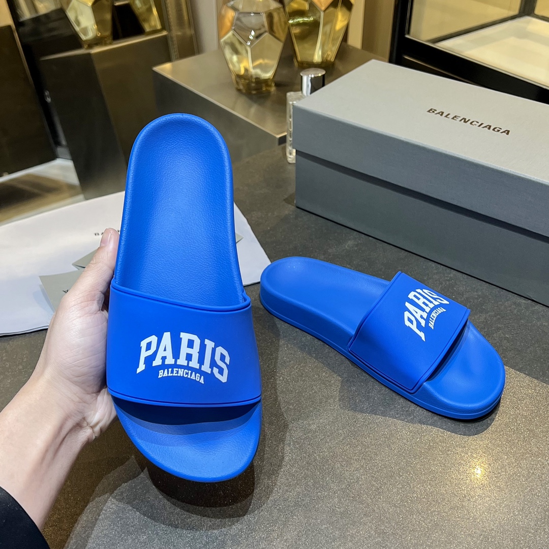 爆款现货秒拿🎉🎉🎉
【 BALENCIAGA】巴黎世家2022夏季新品、拖鞋式凉鞋。爆款现货发售🎉🎉原版购入开模，原版一致大底私模开版，鞋面原版TPU+内里布开模！一字带特别包脚舒适，松口和勒脚都不会有！脚感舒适升级版PU发泡脚床 ，记忆回弹所有的材质与工艺原版100%一致！
顶级豪华全套包装
码数：35一45