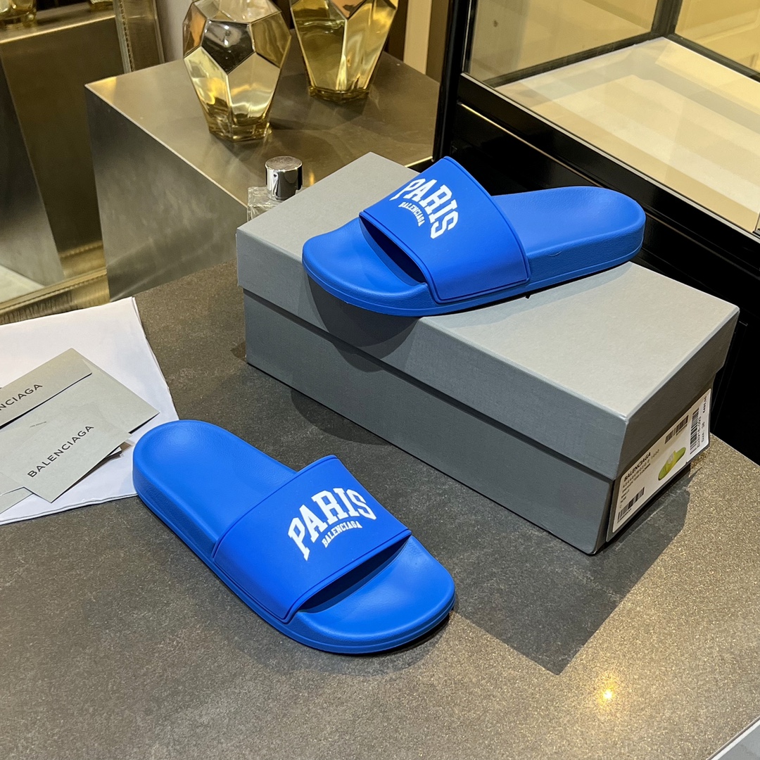 爆款现货秒拿🎉🎉🎉
【 BALENCIAGA】巴黎世家2022夏季新品、拖鞋式凉鞋。爆款现货发售🎉🎉原版购入开模，原版一致大底私模开版，鞋面原版TPU+内里布开模！一字带特别包脚舒适，松口和勒脚都不会有！脚感舒适升级版PU发泡脚床 ，记忆回弹所有的材质与工艺原版100%一致！
顶级豪华全套包装
码数：35一45