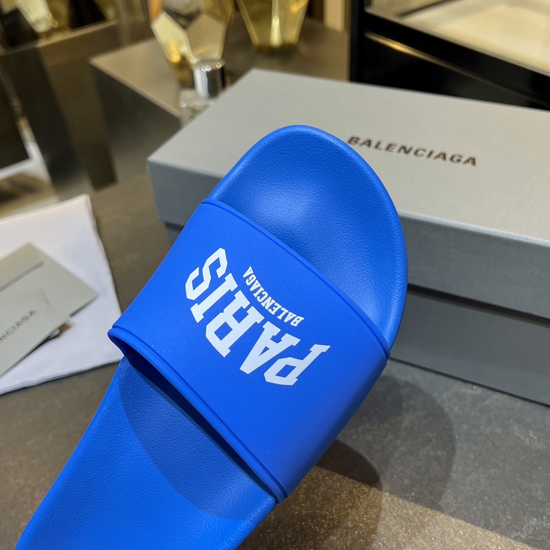 爆款现货秒拿🎉🎉🎉
【 BALENCIAGA】巴黎世家2022夏季新品、拖鞋式凉鞋。爆款现货发售🎉🎉原版购入开模，原版一致大底私模开版，鞋面原版TPU+内里布开模！一字带特别包脚舒适，松口和勒脚都不会有！脚感舒适升级版PU发泡脚床 ，记忆回弹所有的材质与工艺原版100%一致！
顶级豪华全套包装
码数：35一45