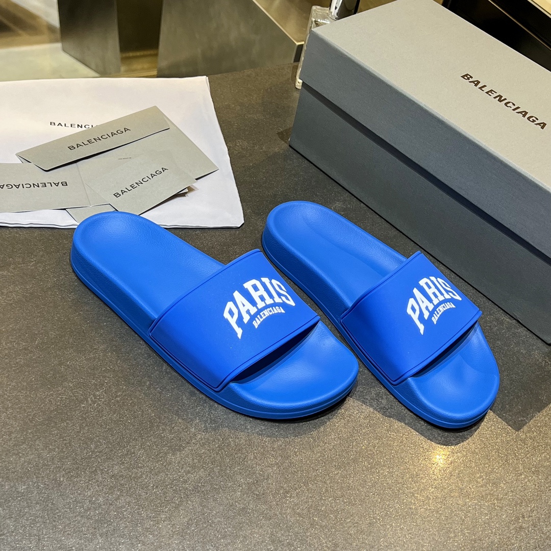 爆款现货秒拿🎉🎉🎉
【 BALENCIAGA】巴黎世家2022夏季新品、拖鞋式凉鞋。爆款现货发售🎉🎉原版购入开模，原版一致大底私模开版，鞋面原版TPU+内里布开模！一字带特别包脚舒适，松口和勒脚都不会有！脚感舒适升级版PU发泡脚床 ，记忆回弹所有的材质与工艺原版100%一致！
顶级豪华全套包装
码数：35一45
