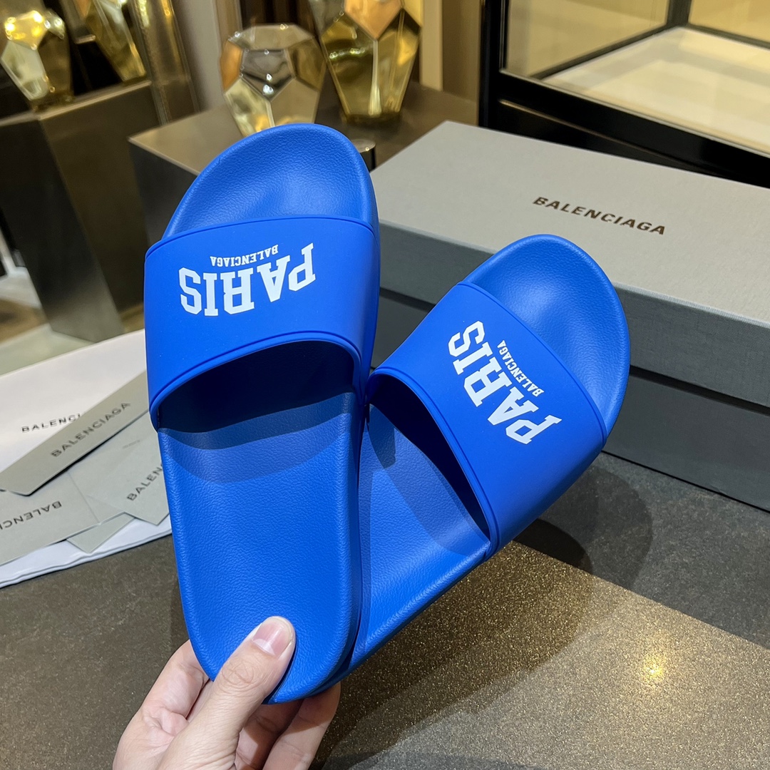 爆款现货秒拿🎉🎉🎉
【 BALENCIAGA】巴黎世家2022夏季新品、拖鞋式凉鞋。爆款现货发售🎉🎉原版购入开模，原版一致大底私模开版，鞋面原版TPU+内里布开模！一字带特别包脚舒适，松口和勒脚都不会有！脚感舒适升级版PU发泡脚床 ，记忆回弹所有的材质与工艺原版100%一致！
顶级豪华全套包装
码数：35一45