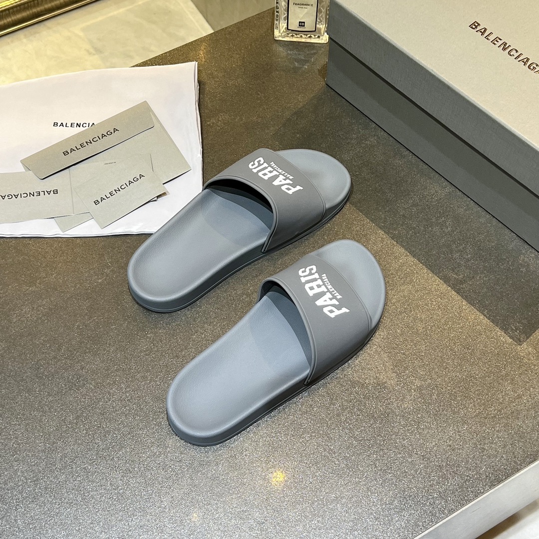 爆款现货秒拿🎉🎉🎉
【 BALENCIAGA】巴黎世家2022夏季新品、拖鞋式凉鞋。爆款现货发售🎉🎉原版购入开模，原版一致大底私模开版，鞋面原版TPU+内里布开模！一字带特别包脚舒适，松口和勒脚都不会有！脚感舒适升级版PU发泡脚床 ，记忆回弹所有的材质与工艺原版100%一致！
顶级豪华全套包装
码数：35一45