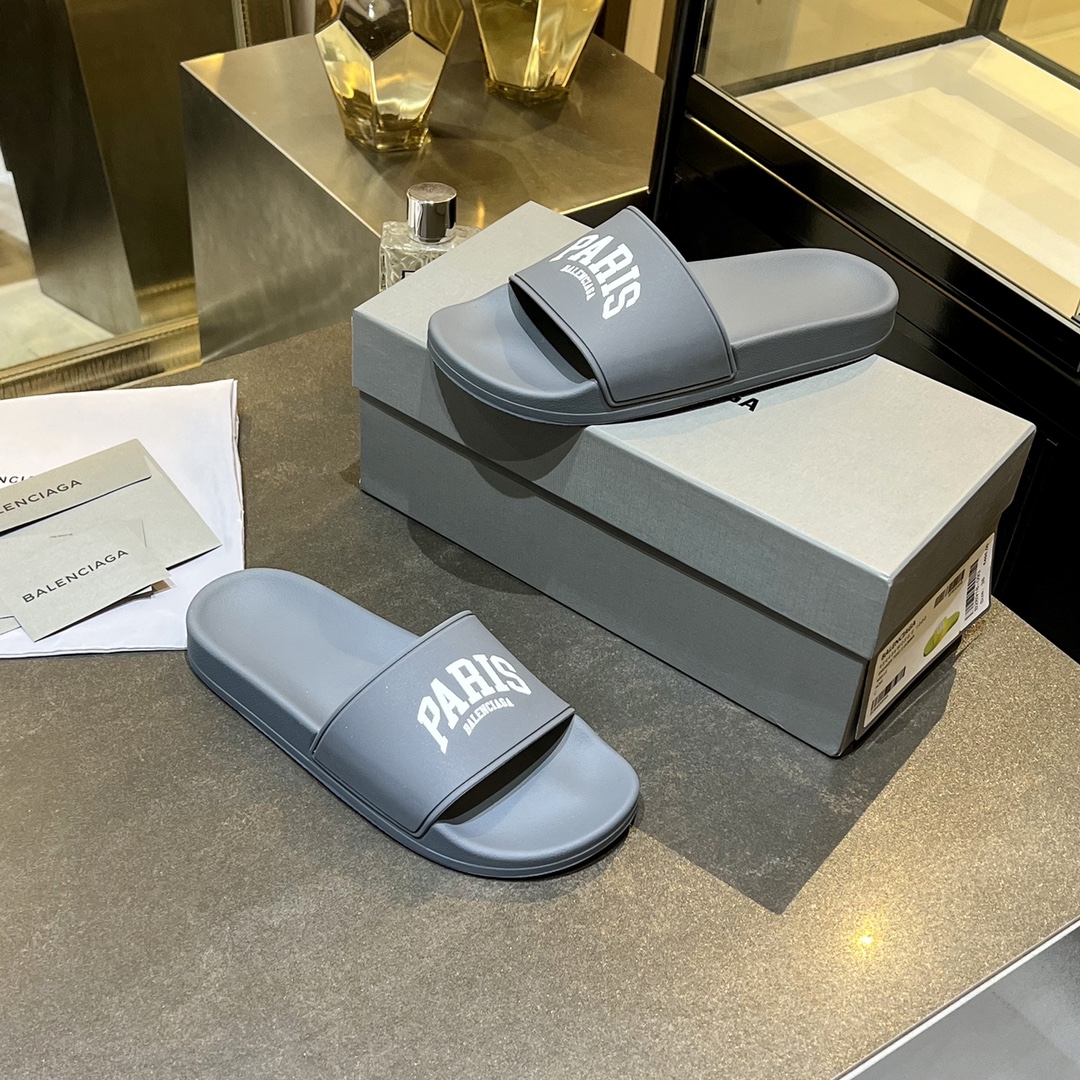 爆款现货秒拿🎉🎉🎉
【 BALENCIAGA】巴黎世家2022夏季新品、拖鞋式凉鞋。爆款现货发售🎉🎉原版购入开模，原版一致大底私模开版，鞋面原版TPU+内里布开模！一字带特别包脚舒适，松口和勒脚都不会有！脚感舒适升级版PU发泡脚床 ，记忆回弹所有的材质与工艺原版100%一致！
顶级豪华全套包装
码数：35一45