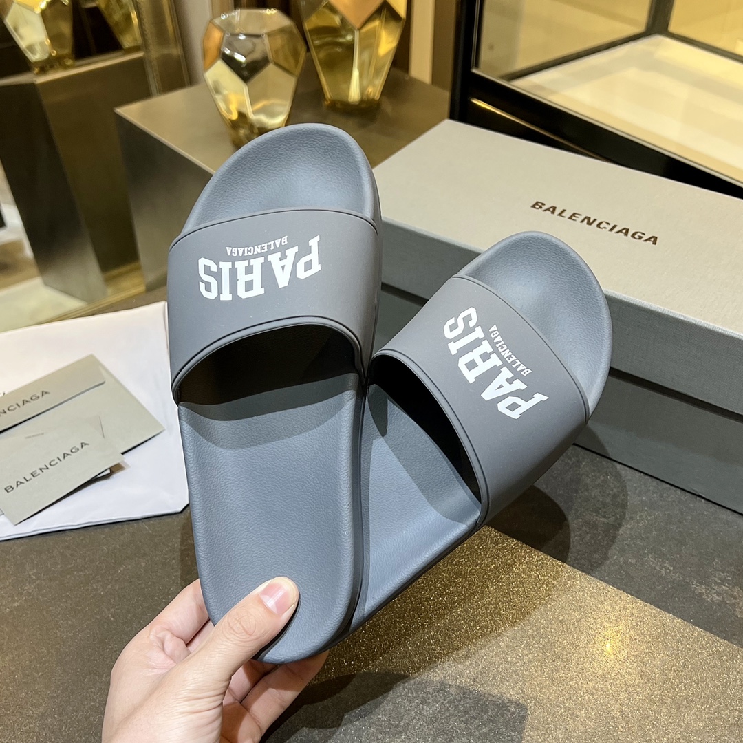 爆款现货秒拿🎉🎉🎉
【 BALENCIAGA】巴黎世家2022夏季新品、拖鞋式凉鞋。爆款现货发售🎉🎉原版购入开模，原版一致大底私模开版，鞋面原版TPU+内里布开模！一字带特别包脚舒适，松口和勒脚都不会有！脚感舒适升级版PU发泡脚床 ，记忆回弹所有的材质与工艺原版100%一致！
顶级豪华全套包装
码数：35一45
