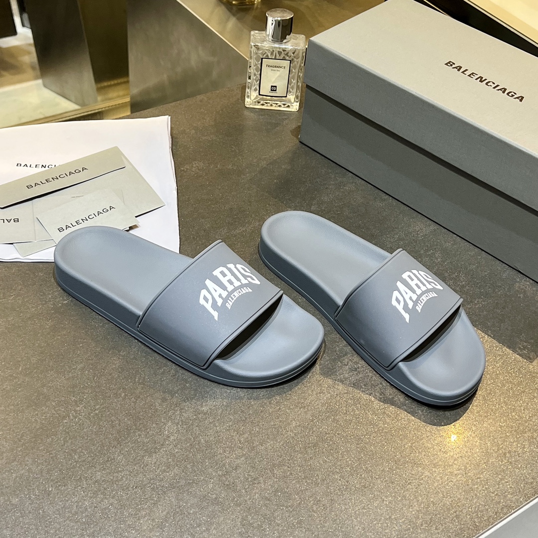 爆款现货秒拿🎉🎉🎉
【 BALENCIAGA】巴黎世家2022夏季新品、拖鞋式凉鞋。爆款现货发售🎉🎉原版购入开模，原版一致大底私模开版，鞋面原版TPU+内里布开模！一字带特别包脚舒适，松口和勒脚都不会有！脚感舒适升级版PU发泡脚床 ，记忆回弹所有的材质与工艺原版100%一致！
顶级豪华全套包装
码数：35一45
