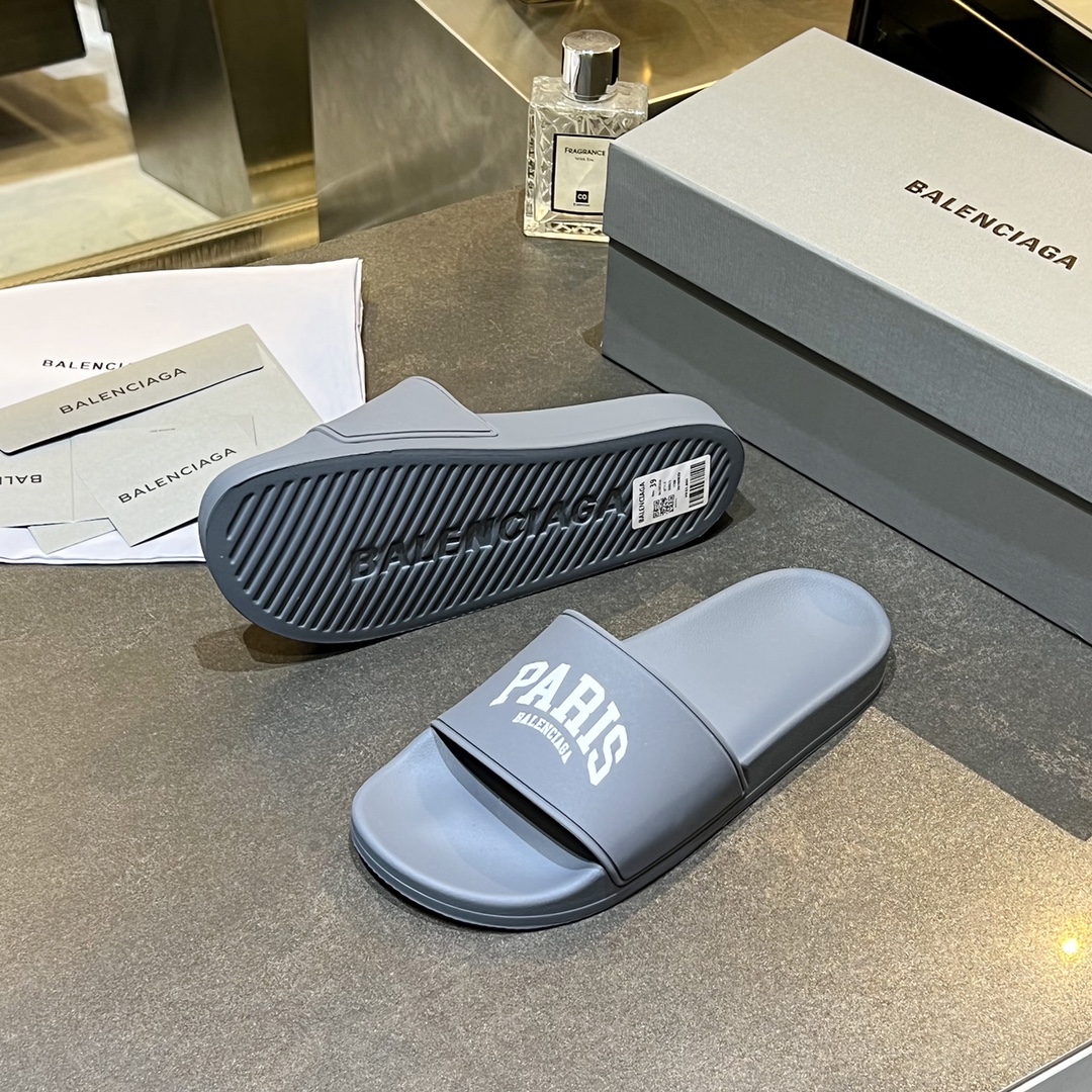 爆款现货秒拿🎉🎉🎉
【 BALENCIAGA】巴黎世家2022夏季新品、拖鞋式凉鞋。爆款现货发售🎉🎉原版购入开模，原版一致大底私模开版，鞋面原版TPU+内里布开模！一字带特别包脚舒适，松口和勒脚都不会有！脚感舒适升级版PU发泡脚床 ，记忆回弹所有的材质与工艺原版100%一致！
顶级豪华全套包装
码数：35一45