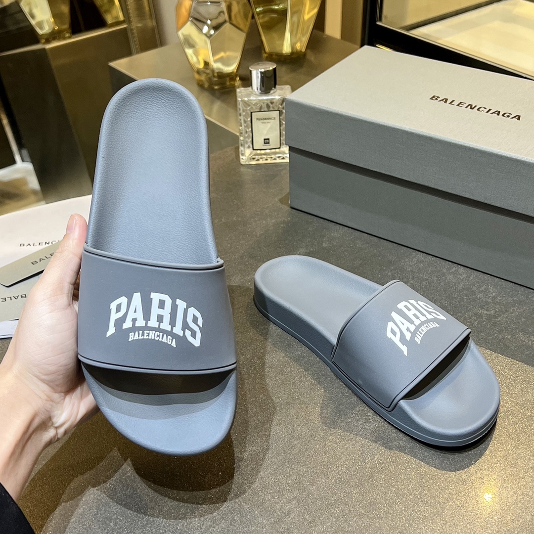爆款现货秒拿🎉🎉🎉
【 BALENCIAGA】巴黎世家2022夏季新品、拖鞋式凉鞋。爆款现货发售🎉🎉原版购入开模，原版一致大底私模开版，鞋面原版TPU+内里布开模！一字带特别包脚舒适，松口和勒脚都不会有！脚感舒适升级版PU发泡脚床 ，记忆回弹所有的材质与工艺原版100%一致！
顶级豪华全套包装
码数：35一45