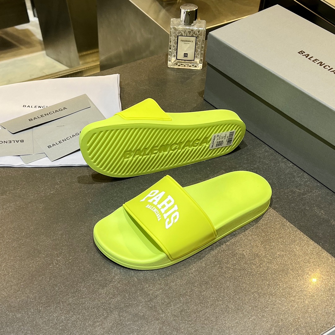 爆款现货秒拿🎉🎉🎉
【 BALENCIAGA】巴黎世家2022夏季新品、拖鞋式凉鞋。爆款现货发售🎉🎉原版购入开模，原版一致大底私模开版，鞋面原版TPU+内里布开模！一字带特别包脚舒适，松口和勒脚都不会有！脚感舒适升级版PU发泡脚床 ，记忆回弹所有的材质与工艺原版100%一致！
顶级豪华全套包装
码数：35一45
