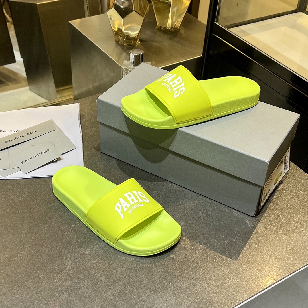 爆款现货秒拿🎉🎉🎉
【 BALENCIAGA】巴黎世家2022夏季新品、拖鞋式凉鞋。爆款现货发售🎉🎉原版购入开模，原版一致大底私模开版，鞋面原版TPU+内里布开模！一字带特别包脚舒适，松口和勒脚都不会有！脚感舒适升级版PU发泡脚床 ，记忆回弹所有的材质与工艺原版100%一致！
顶级豪华全套包装
码数：35一45