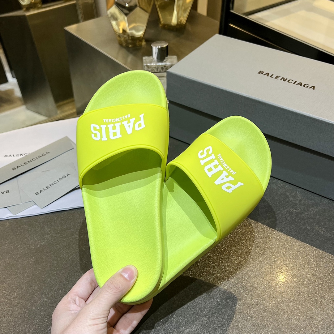 爆款现货秒拿🎉🎉🎉
【 BALENCIAGA】巴黎世家2022夏季新品、拖鞋式凉鞋。爆款现货发售🎉🎉原版购入开模，原版一致大底私模开版，鞋面原版TPU+内里布开模！一字带特别包脚舒适，松口和勒脚都不会有！脚感舒适升级版PU发泡脚床 ，记忆回弹所有的材质与工艺原版100%一致！
顶级豪华全套包装
码数：35一45