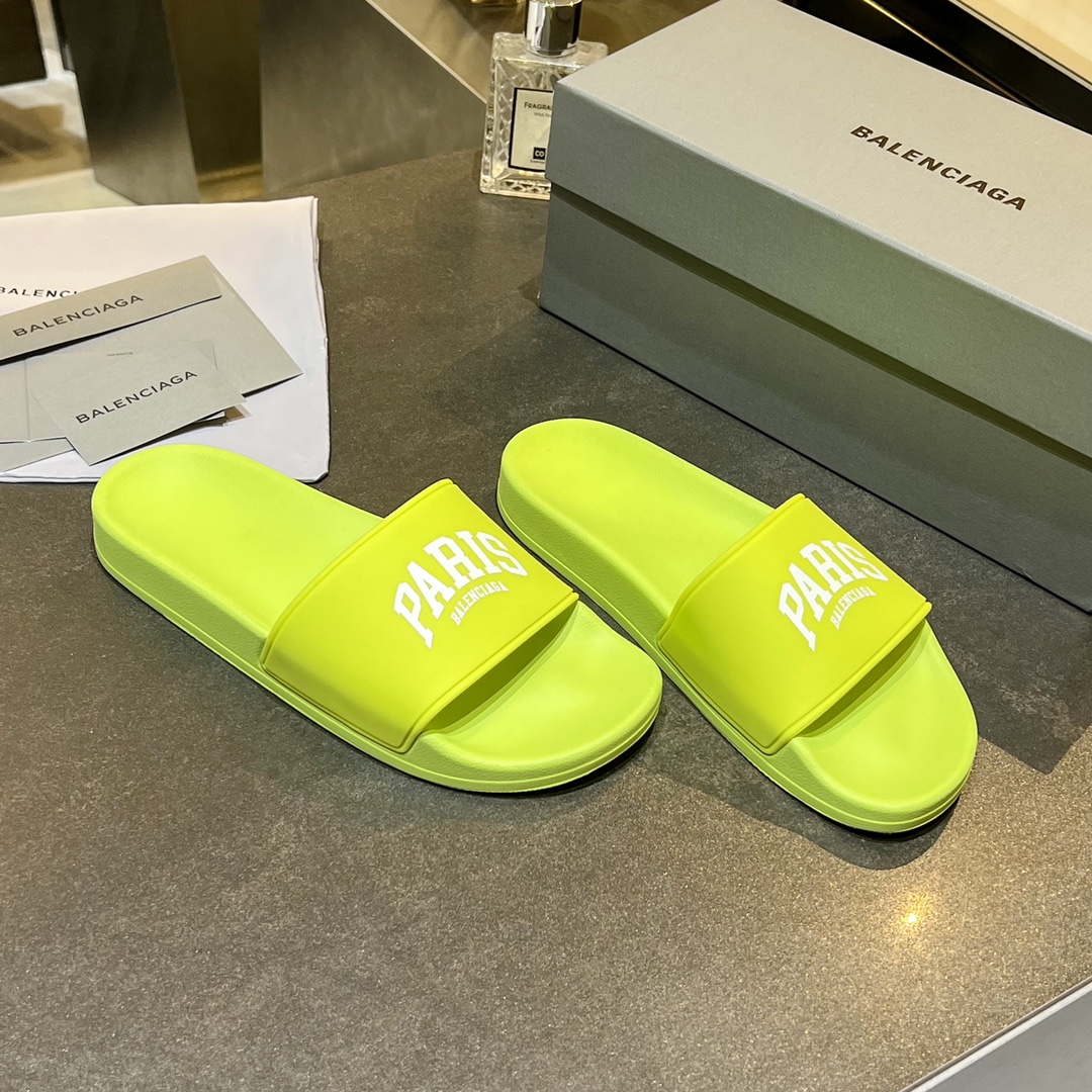 爆款现货秒拿🎉🎉🎉
【 BALENCIAGA】巴黎世家2022夏季新品、拖鞋式凉鞋。爆款现货发售🎉🎉原版购入开模，原版一致大底私模开版，鞋面原版TPU+内里布开模！一字带特别包脚舒适，松口和勒脚都不会有！脚感舒适升级版PU发泡脚床 ，记忆回弹所有的材质与工艺原版100%一致！
顶级豪华全套包装
码数：35一45