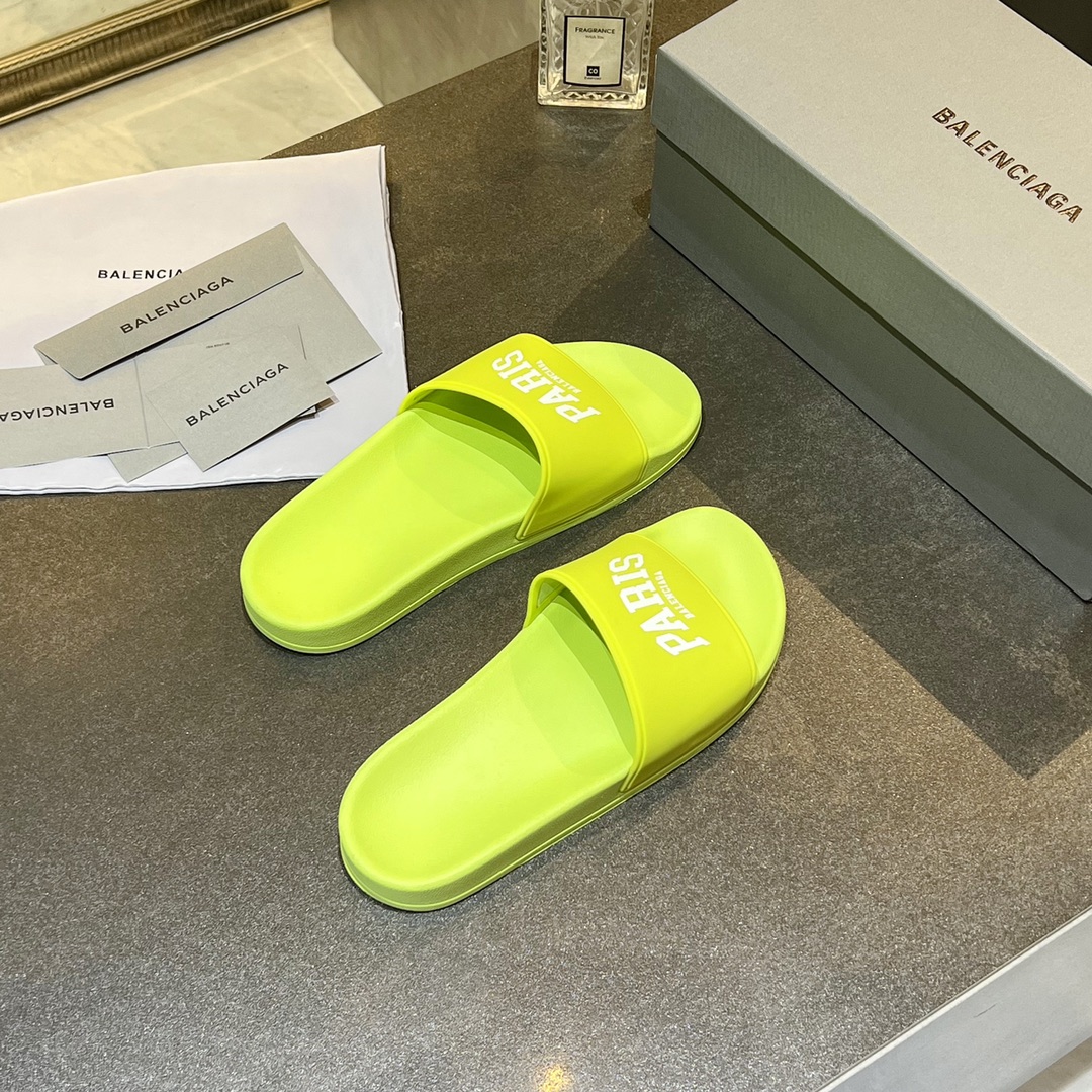 爆款现货秒拿🎉🎉🎉
【 BALENCIAGA】巴黎世家2022夏季新品、拖鞋式凉鞋。爆款现货发售🎉🎉原版购入开模，原版一致大底私模开版，鞋面原版TPU+内里布开模！一字带特别包脚舒适，松口和勒脚都不会有！脚感舒适升级版PU发泡脚床 ，记忆回弹所有的材质与工艺原版100%一致！
顶级豪华全套包装
码数：35一45