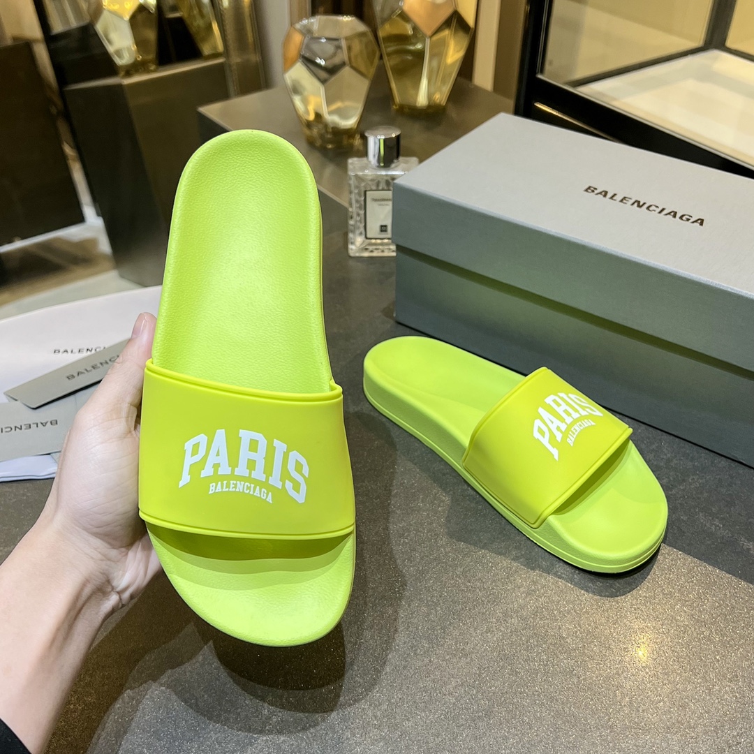 爆款现货秒拿🎉🎉🎉
【 BALENCIAGA】巴黎世家2022夏季新品、拖鞋式凉鞋。爆款现货发售🎉🎉原版购入开模，原版一致大底私模开版，鞋面原版TPU+内里布开模！一字带特别包脚舒适，松口和勒脚都不会有！脚感舒适升级版PU发泡脚床 ，记忆回弹所有的材质与工艺原版100%一致！
顶级豪华全套包装
码数：35一45