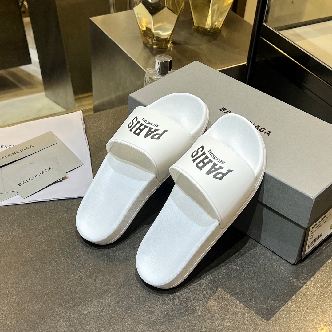 爆款现货秒拿🎉🎉🎉
【 BALENCIAGA】巴黎世家2022夏季新品、拖鞋式凉鞋。爆款现货发售🎉🎉原版购入开模，原版一致大底私模开版，鞋面原版TPU+内里布开模！一字带特别包脚舒适，松口和勒脚都不会有！脚感舒适升级版PU发泡脚床 ，记忆回弹所有的材质与工艺原版100%一致！
顶级豪华全套包装
码数：35一45