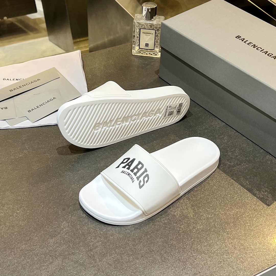 爆款现货秒拿🎉🎉🎉
【 BALENCIAGA】巴黎世家2022夏季新品、拖鞋式凉鞋。爆款现货发售🎉🎉原版购入开模，原版一致大底私模开版，鞋面原版TPU+内里布开模！一字带特别包脚舒适，松口和勒脚都不会有！脚感舒适升级版PU发泡脚床 ，记忆回弹所有的材质与工艺原版100%一致！
顶级豪华全套包装
码数：35一45