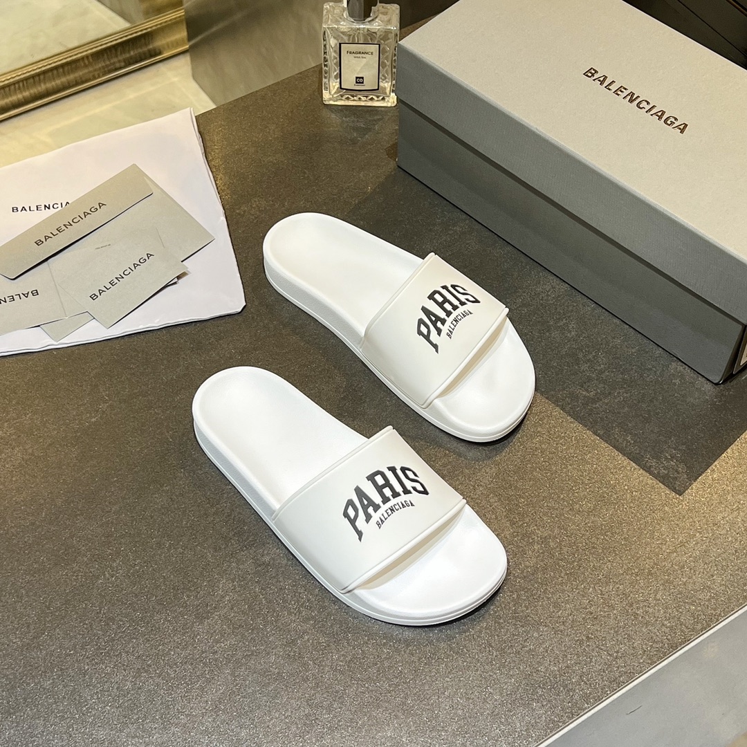 爆款现货秒拿🎉🎉🎉
【 BALENCIAGA】巴黎世家2022夏季新品、拖鞋式凉鞋。爆款现货发售🎉🎉原版购入开模，原版一致大底私模开版，鞋面原版TPU+内里布开模！一字带特别包脚舒适，松口和勒脚都不会有！脚感舒适升级版PU发泡脚床 ，记忆回弹所有的材质与工艺原版100%一致！
顶级豪华全套包装
码数：35一45