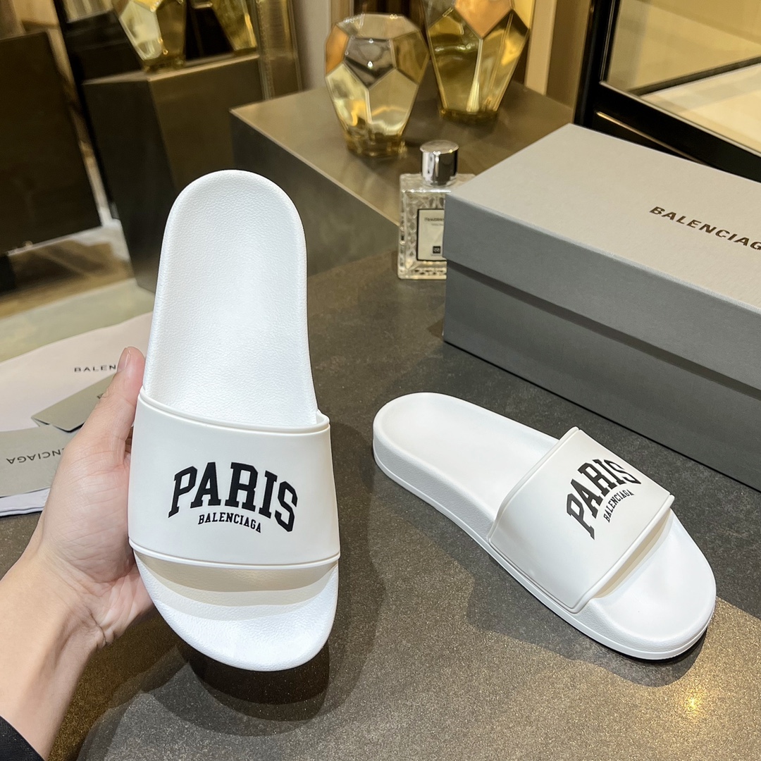 爆款现货秒拿🎉🎉🎉
【 BALENCIAGA】巴黎世家2022夏季新品、拖鞋式凉鞋。爆款现货发售🎉🎉原版购入开模，原版一致大底私模开版，鞋面原版TPU+内里布开模！一字带特别包脚舒适，松口和勒脚都不会有！脚感舒适升级版PU发泡脚床 ，记忆回弹所有的材质与工艺原版100%一致！
顶级豪华全套包装
码数：35一45