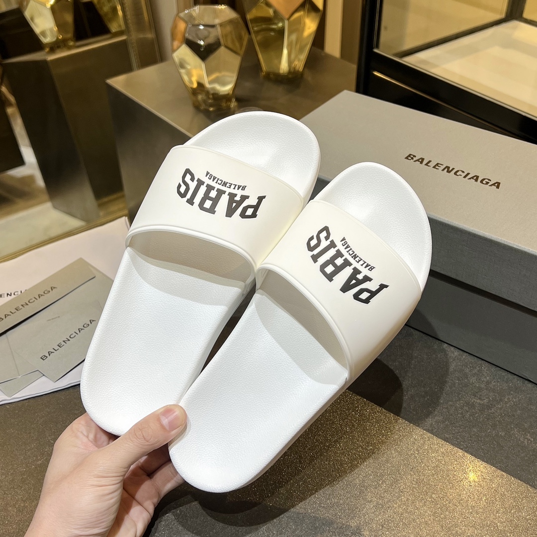 爆款现货秒拿🎉🎉🎉
【 BALENCIAGA】巴黎世家2022夏季新品、拖鞋式凉鞋。爆款现货发售🎉🎉原版购入开模，原版一致大底私模开版，鞋面原版TPU+内里布开模！一字带特别包脚舒适，松口和勒脚都不会有！脚感舒适升级版PU发泡脚床 ，记忆回弹所有的材质与工艺原版100%一致！
顶级豪华全套包装
码数：35一45
