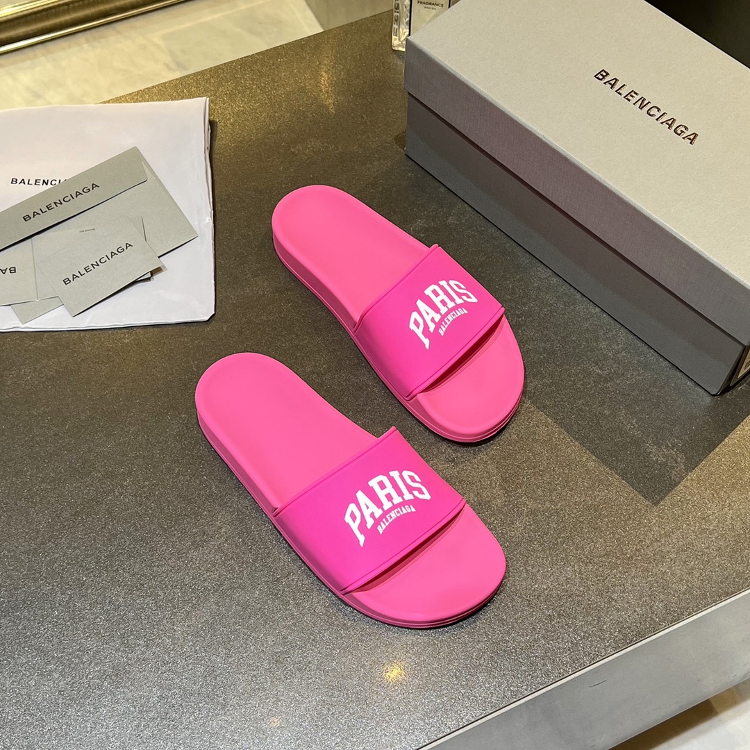 爆款现货秒拿🎉🎉🎉
【 BALENCIAGA】巴黎世家2022夏季新品、拖鞋式凉鞋。爆款现货发售🎉🎉原版购入开模，原版一致大底私模开版，鞋面原版TPU+内里布开模！一字带特别包脚舒适，松口和勒脚都不会有！脚感舒适升级版PU发泡脚床 ，记忆回弹所有的材质与工艺原版100%一致！
顶级豪华全套包装
码数：35一45