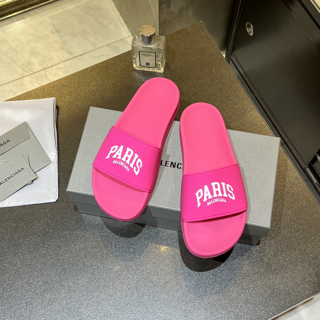 爆款现货秒拿🎉🎉🎉
【 BALENCIAGA】巴黎世家2022夏季新品、拖鞋式凉鞋。爆款现货发售🎉🎉原版购入开模，原版一致大底私模开版，鞋面原版TPU+内里布开模！一字带特别包脚舒适，松口和勒脚都不会有！脚感舒适升级版PU发泡脚床 ，记忆回弹所有的材质与工艺原版100%一致！
顶级豪华全套包装
码数：35一45