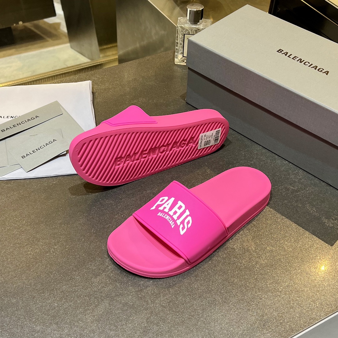 爆款现货秒拿🎉🎉🎉
【 BALENCIAGA】巴黎世家2022夏季新品、拖鞋式凉鞋。爆款现货发售🎉🎉原版购入开模，原版一致大底私模开版，鞋面原版TPU+内里布开模！一字带特别包脚舒适，松口和勒脚都不会有！脚感舒适升级版PU发泡脚床 ，记忆回弹所有的材质与工艺原版100%一致！
顶级豪华全套包装
码数：35一45