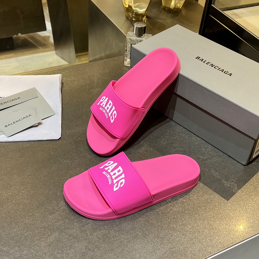 爆款现货秒拿🎉🎉🎉
【 BALENCIAGA】巴黎世家2022夏季新品、拖鞋式凉鞋。爆款现货发售🎉🎉原版购入开模，原版一致大底私模开版，鞋面原版TPU+内里布开模！一字带特别包脚舒适，松口和勒脚都不会有！脚感舒适升级版PU发泡脚床 ，记忆回弹所有的材质与工艺原版100%一致！
顶级豪华全套包装
码数：35一45