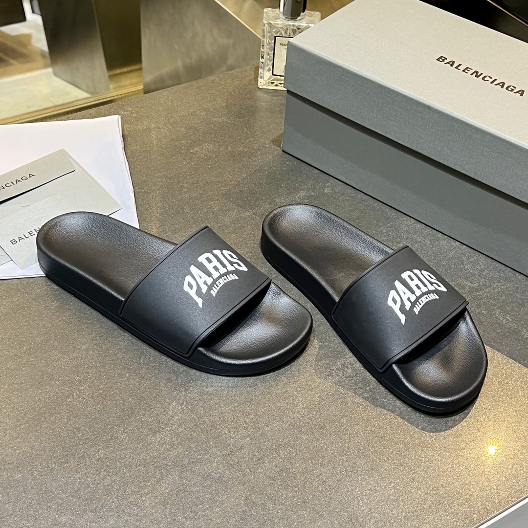 爆款现货秒拿🎉🎉🎉
【 BALENCIAGA】巴黎世家2022夏季新品、拖鞋式凉鞋。爆款现货发售🎉🎉原版购入开模，原版一致大底私模开版，鞋面原版TPU+内里布开模！一字带特别包脚舒适，松口和勒脚都不会有！脚感舒适升级版PU发泡脚床 ，记忆回弹所有的材质与工艺原版100%一致！
顶级豪华全套包装
码数：35一45