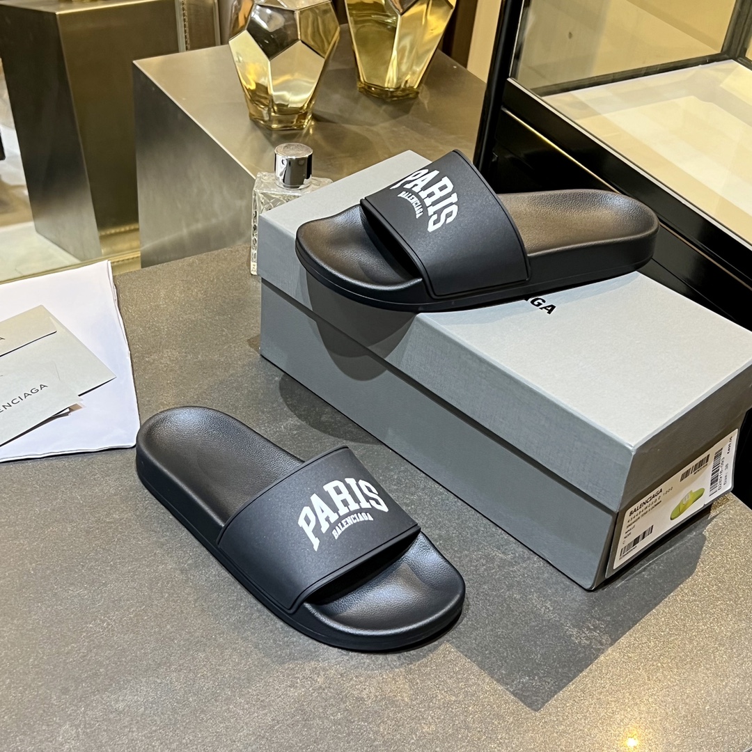 爆款现货秒拿🎉🎉🎉
【 BALENCIAGA】巴黎世家2022夏季新品、拖鞋式凉鞋。爆款现货发售🎉🎉原版购入开模，原版一致大底私模开版，鞋面原版TPU+内里布开模！一字带特别包脚舒适，松口和勒脚都不会有！脚感舒适升级版PU发泡脚床 ，记忆回弹所有的材质与工艺原版100%一致！
顶级豪华全套包装
码数：35一45