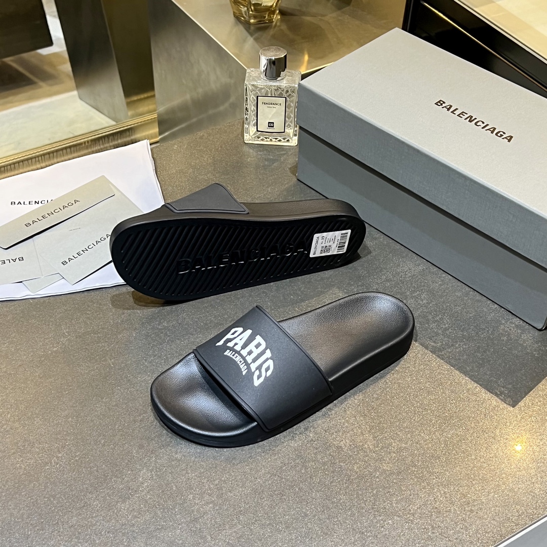 爆款现货秒拿🎉🎉🎉
【 BALENCIAGA】巴黎世家2022夏季新品、拖鞋式凉鞋。爆款现货发售🎉🎉原版购入开模，原版一致大底私模开版，鞋面原版TPU+内里布开模！一字带特别包脚舒适，松口和勒脚都不会有！脚感舒适升级版PU发泡脚床 ，记忆回弹所有的材质与工艺原版100%一致！
顶级豪华全套包装
码数：35一45