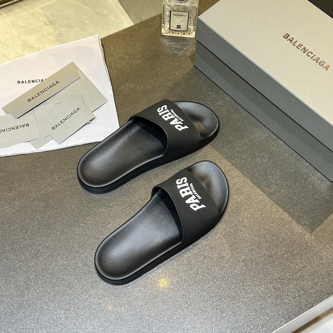 爆款现货秒拿🎉🎉🎉
【 BALENCIAGA】巴黎世家2022夏季新品、拖鞋式凉鞋。爆款现货发售🎉🎉原版购入开模，原版一致大底私模开版，鞋面原版TPU+内里布开模！一字带特别包脚舒适，松口和勒脚都不会有！脚感舒适升级版PU发泡脚床 ，记忆回弹所有的材质与工艺原版100%一致！
顶级豪华全套包装
码数：35一45