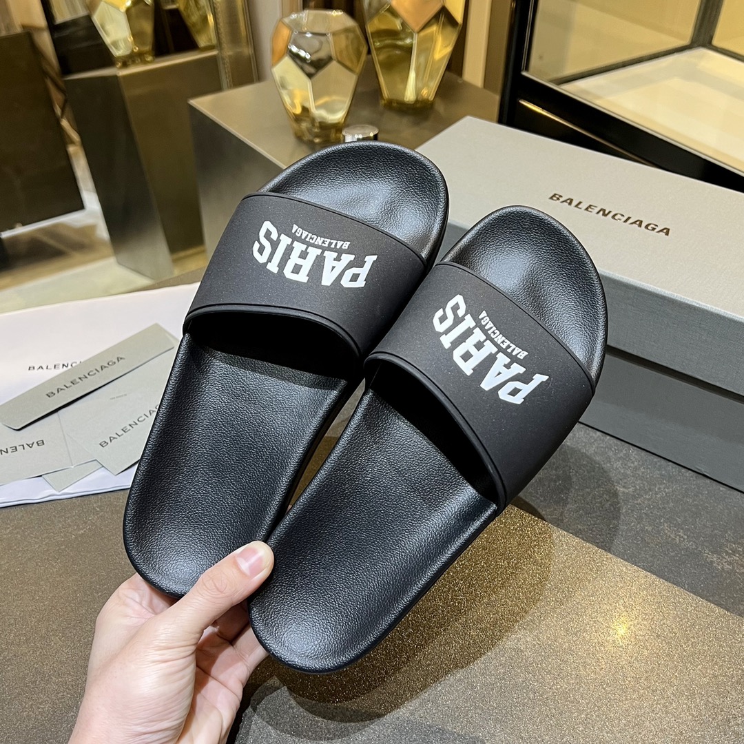 爆款现货秒拿🎉🎉🎉
【 BALENCIAGA】巴黎世家2022夏季新品、拖鞋式凉鞋。爆款现货发售🎉🎉原版购入开模，原版一致大底私模开版，鞋面原版TPU+内里布开模！一字带特别包脚舒适，松口和勒脚都不会有！脚感舒适升级版PU发泡脚床 ，记忆回弹所有的材质与工艺原版100%一致！
顶级豪华全套包装
码数：35一45