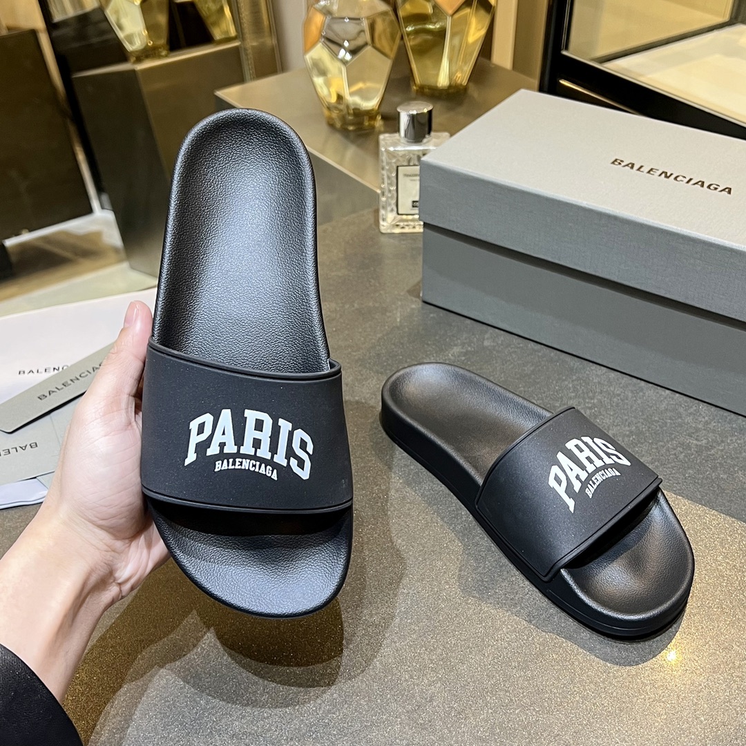 爆款现货秒拿🎉🎉🎉
【 BALENCIAGA】巴黎世家2022夏季新品、拖鞋式凉鞋。爆款现货发售🎉🎉原版购入开模，原版一致大底私模开版，鞋面原版TPU+内里布开模！一字带特别包脚舒适，松口和勒脚都不会有！脚感舒适升级版PU发泡脚床 ，记忆回弹所有的材质与工艺原版100%一致！
顶级豪华全套包装
码数：35一45