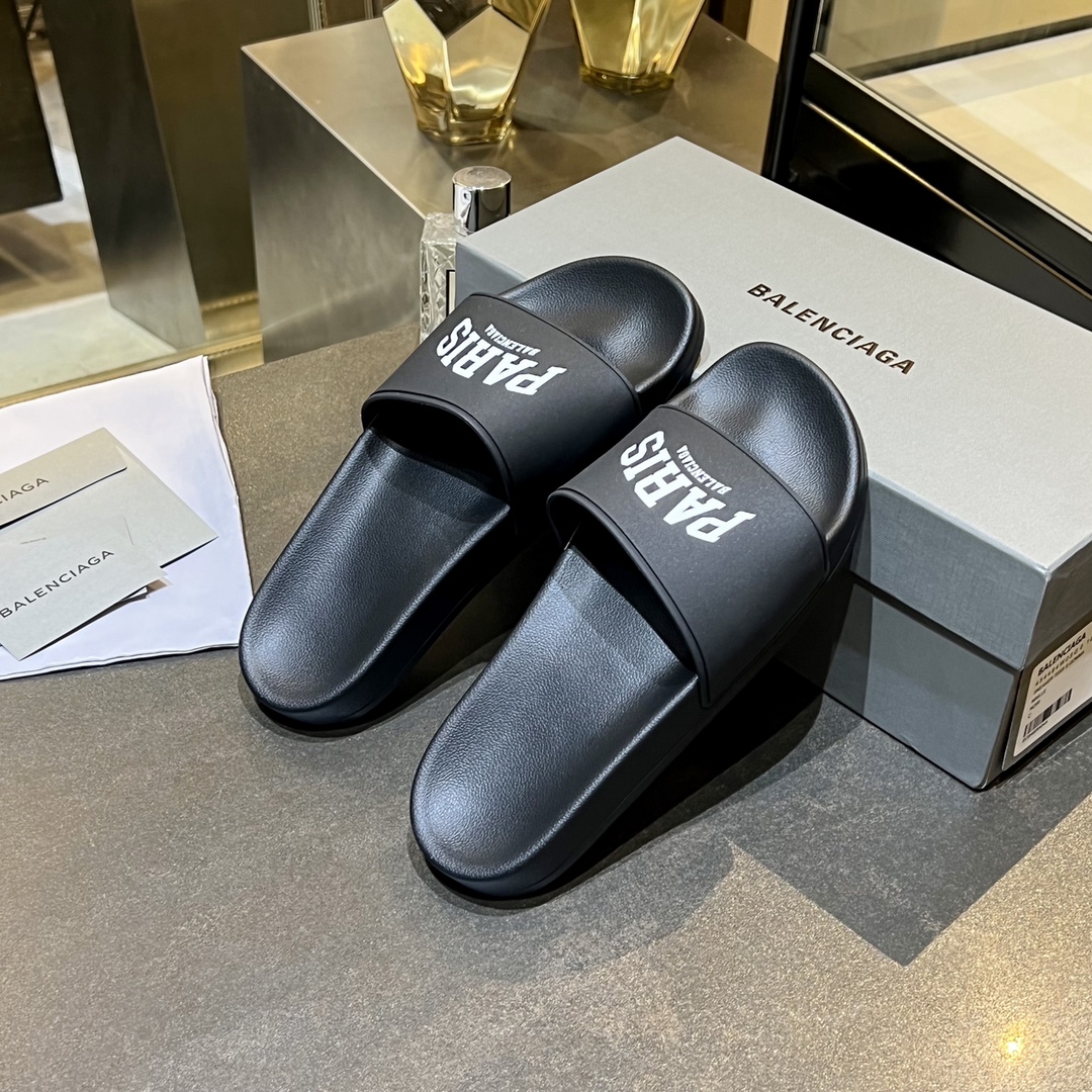 爆款现货秒拿🎉🎉🎉
【 BALENCIAGA】巴黎世家2022夏季新品、拖鞋式凉鞋。爆款现货发售🎉🎉原版购入开模，原版一致大底私模开版，鞋面原版TPU+内里布开模！一字带特别包脚舒适，松口和勒脚都不会有！脚感舒适升级版PU发泡脚床 ，记忆回弹所有的材质与工艺原版100%一致！
顶级豪华全套包装
码数：35一45