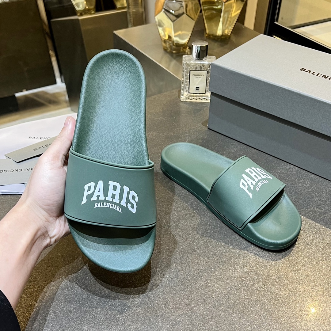 爆款现货秒拿🎉🎉🎉
【 BALENCIAGA】巴黎世家2022夏季新品、拖鞋式凉鞋。爆款现货发售🎉🎉原版购入开模，原版一致大底私模开版，鞋面原版TPU+内里布开模！一字带特别包脚舒适，松口和勒脚都不会有！脚感舒适升级版PU发泡脚床 ，记忆回弹所有的材质与工艺原版100%一致！
顶级豪华全套包装
码数：35一45