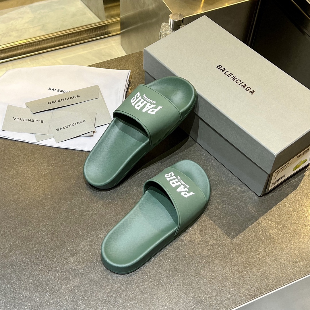 爆款现货秒拿🎉🎉🎉
【 BALENCIAGA】巴黎世家2022夏季新品、拖鞋式凉鞋。爆款现货发售🎉🎉原版购入开模，原版一致大底私模开版，鞋面原版TPU+内里布开模！一字带特别包脚舒适，松口和勒脚都不会有！脚感舒适升级版PU发泡脚床 ，记忆回弹所有的材质与工艺原版100%一致！
顶级豪华全套包装
码数：35一45