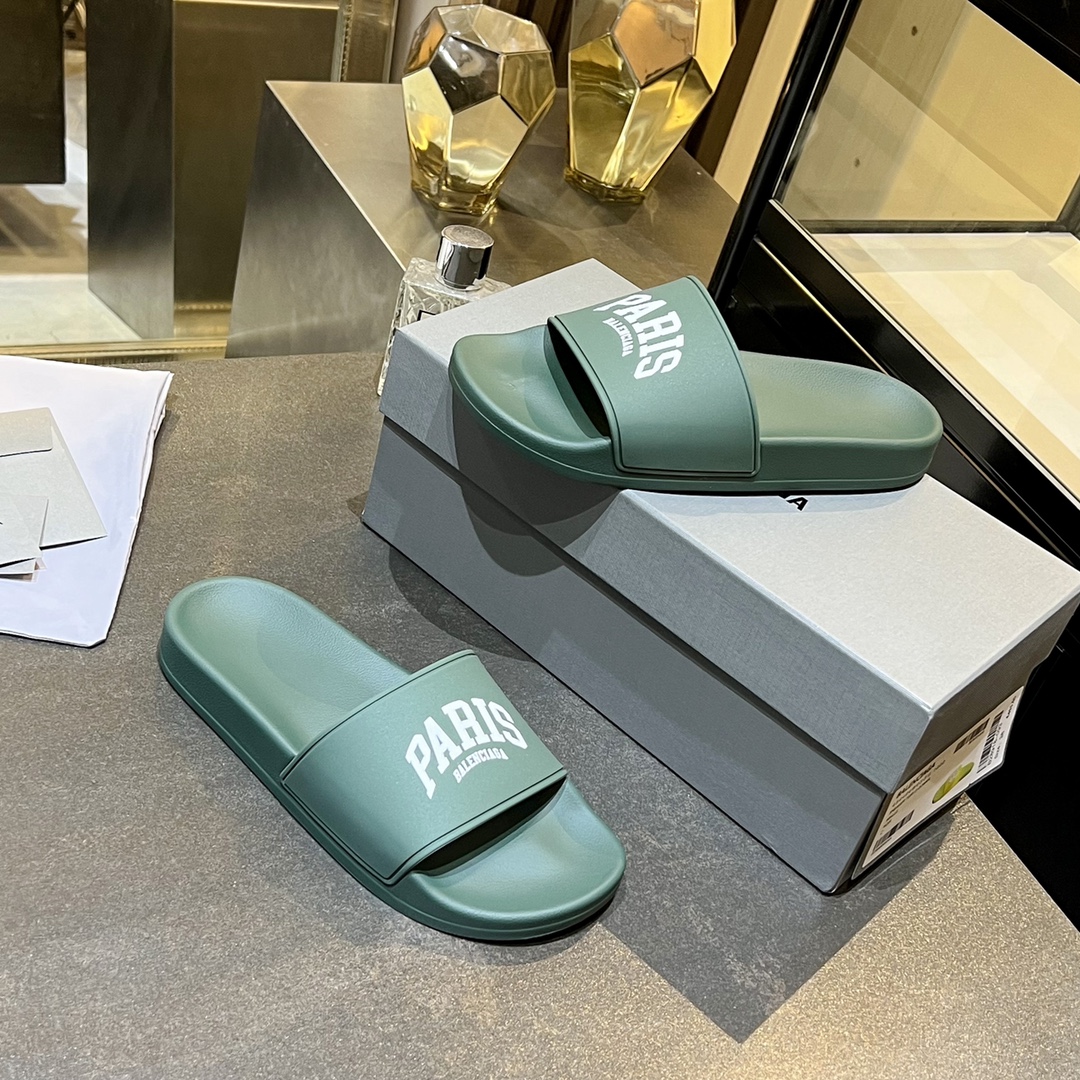 爆款现货秒拿🎉🎉🎉
【 BALENCIAGA】巴黎世家2022夏季新品、拖鞋式凉鞋。爆款现货发售🎉🎉原版购入开模，原版一致大底私模开版，鞋面原版TPU+内里布开模！一字带特别包脚舒适，松口和勒脚都不会有！脚感舒适升级版PU发泡脚床 ，记忆回弹所有的材质与工艺原版100%一致！
顶级豪华全套包装
码数：35一45