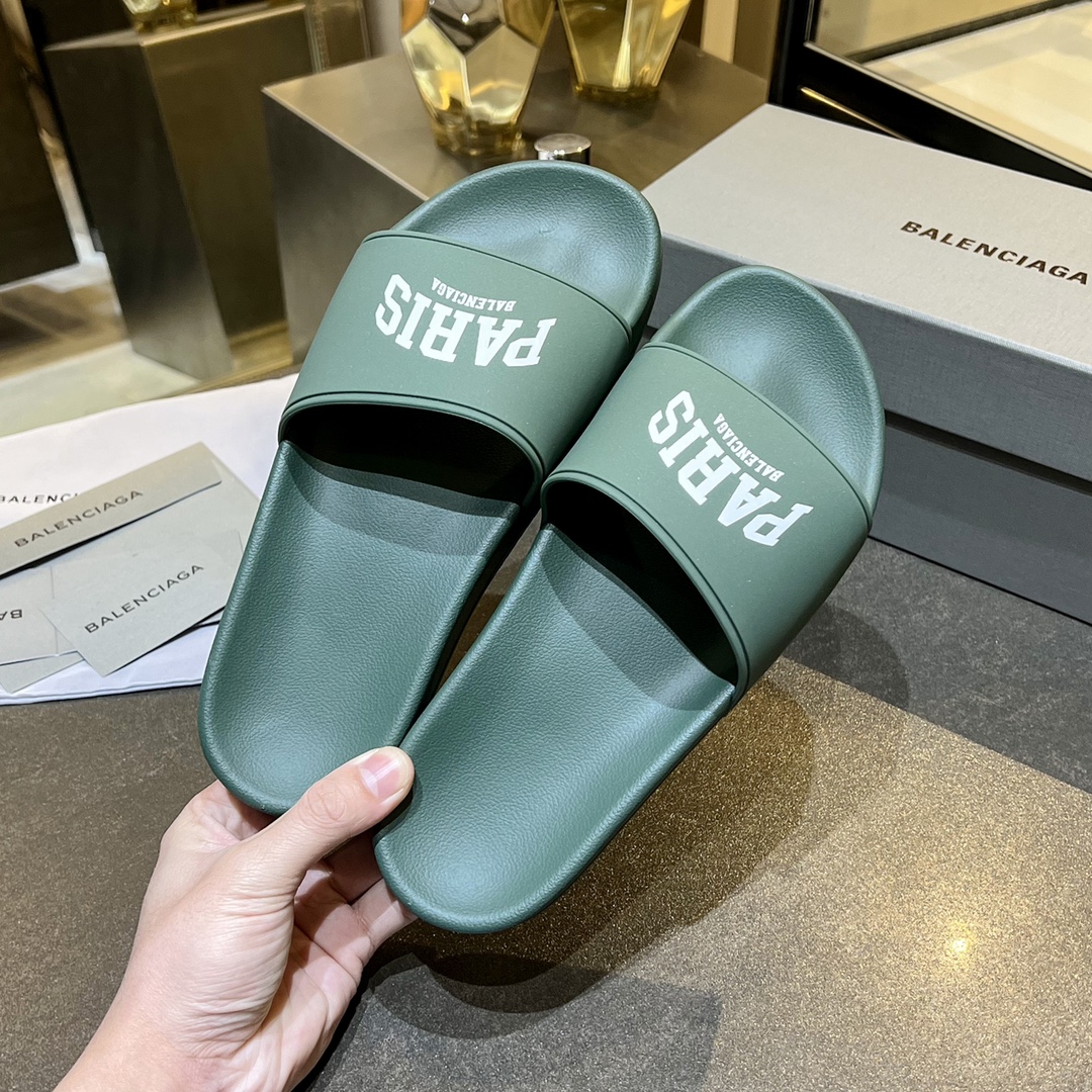 爆款现货秒拿🎉🎉🎉
【 BALENCIAGA】巴黎世家2022夏季新品、拖鞋式凉鞋。爆款现货发售🎉🎉原版购入开模，原版一致大底私模开版，鞋面原版TPU+内里布开模！一字带特别包脚舒适，松口和勒脚都不会有！脚感舒适升级版PU发泡脚床 ，记忆回弹所有的材质与工艺原版100%一致！
顶级豪华全套包装
码数：35一45