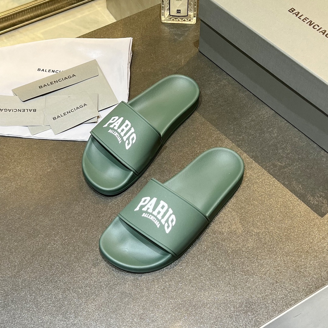 爆款现货秒拿🎉🎉🎉
【 BALENCIAGA】巴黎世家2022夏季新品、拖鞋式凉鞋。爆款现货发售🎉🎉原版购入开模，原版一致大底私模开版，鞋面原版TPU+内里布开模！一字带特别包脚舒适，松口和勒脚都不会有！脚感舒适升级版PU发泡脚床 ，记忆回弹所有的材质与工艺原版100%一致！
顶级豪华全套包装
码数：35一45