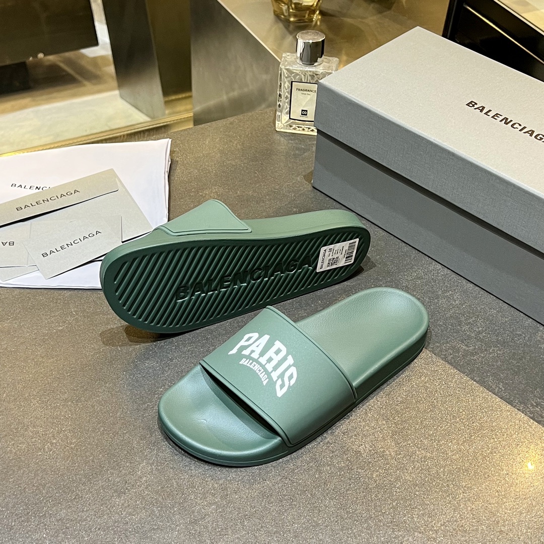 爆款现货秒拿🎉🎉🎉
【 BALENCIAGA】巴黎世家2022夏季新品、拖鞋式凉鞋。爆款现货发售🎉🎉原版购入开模，原版一致大底私模开版，鞋面原版TPU+内里布开模！一字带特别包脚舒适，松口和勒脚都不会有！脚感舒适升级版PU发泡脚床 ，记忆回弹所有的材质与工艺原版100%一致！
顶级豪华全套包装
码数：35一45